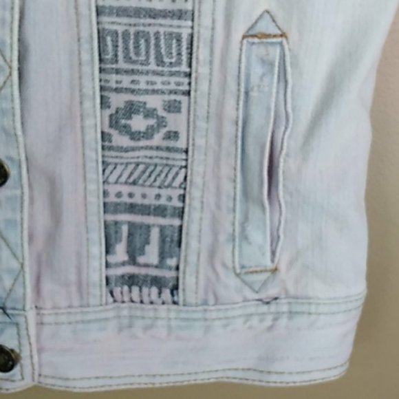 Lightly Distressed Ombre Lightwash Aztec Accent Cotton Jean Vest - Medium - Picture 5 of 9